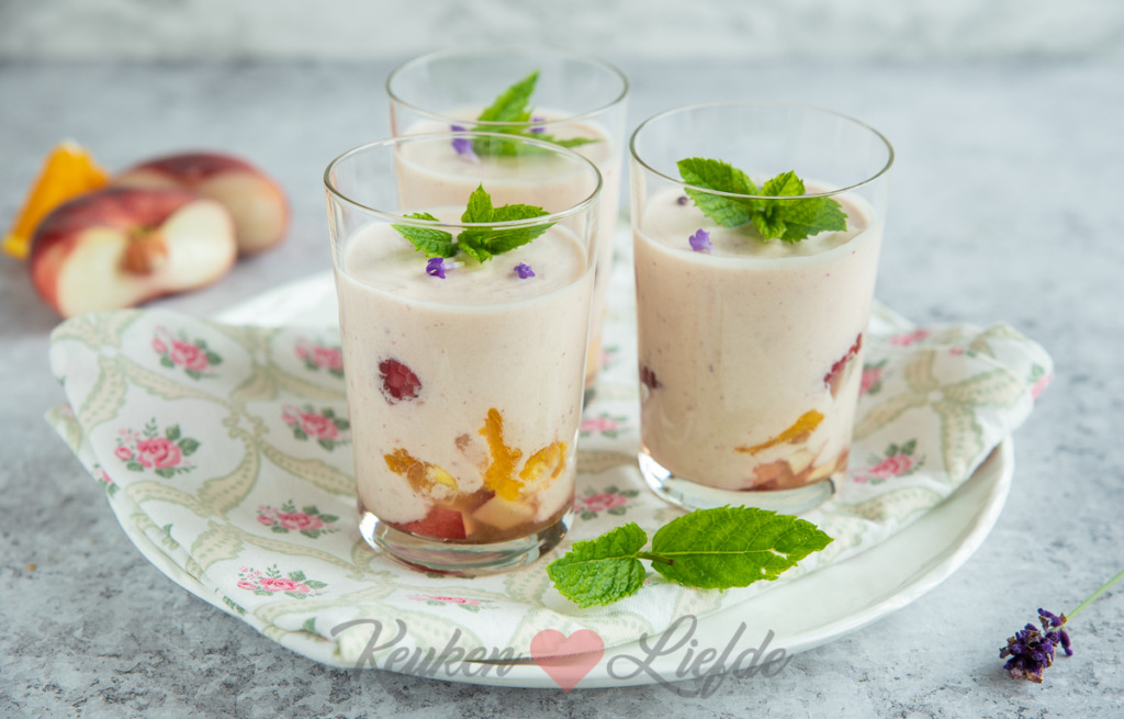 Roomyoghurt met perzik en framboos