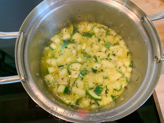 Voeg de courgette, tijm, bouillon en room toe