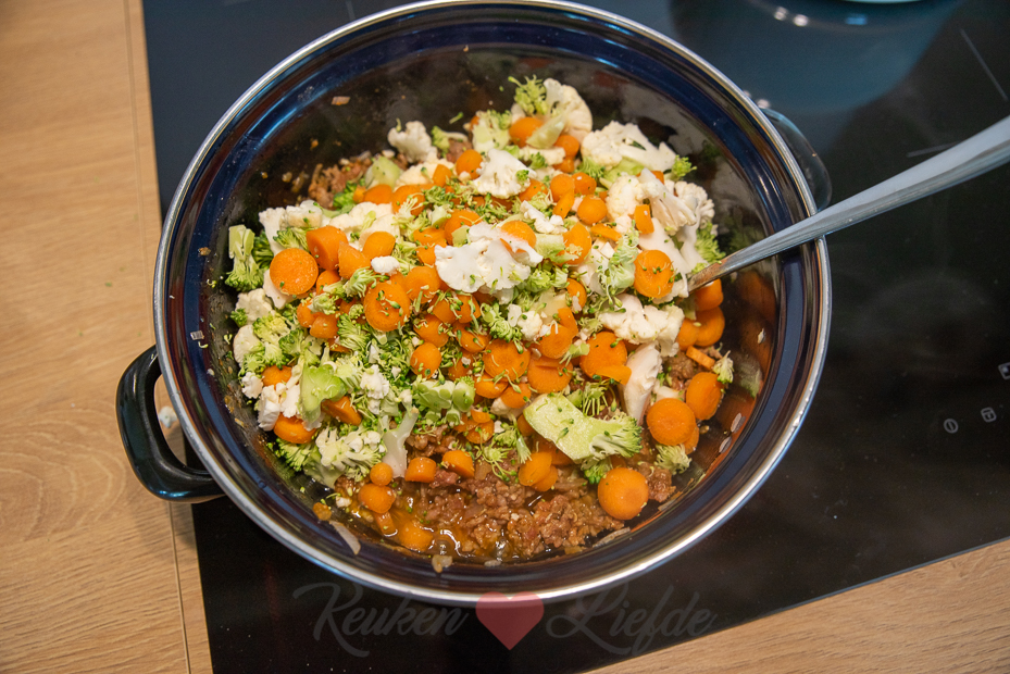 Nacho's van de bakplaat met gehakt en groenten