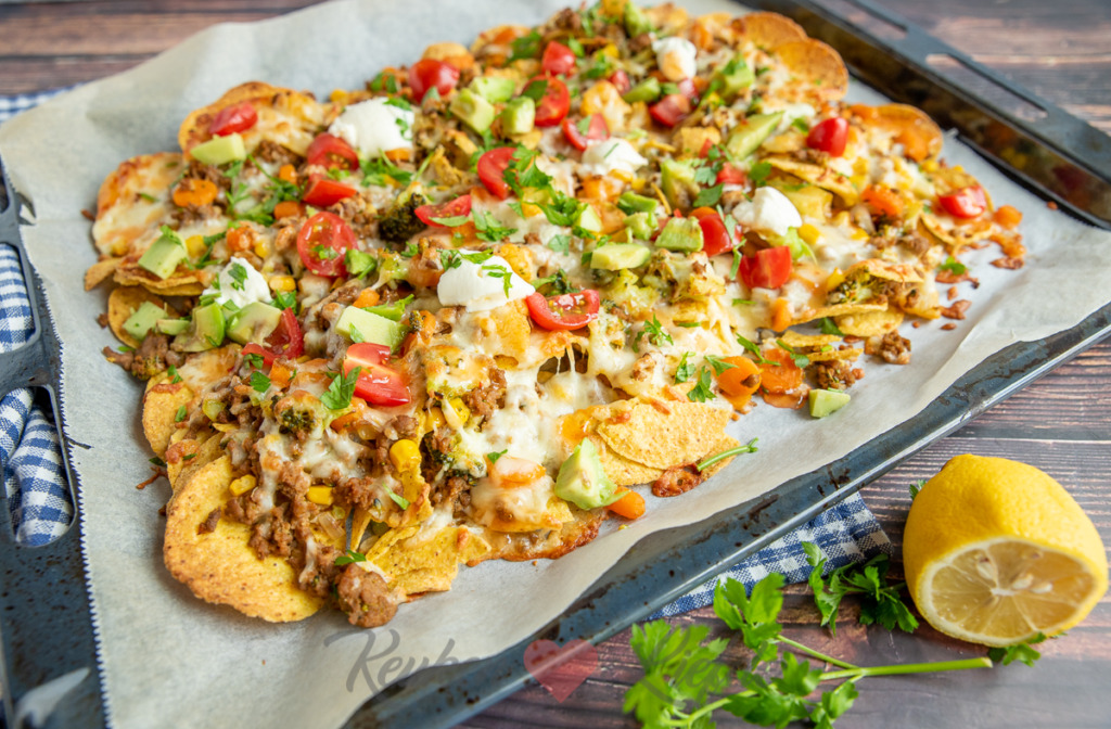 Nacho's van de bakplaat met gehakt en groenten
