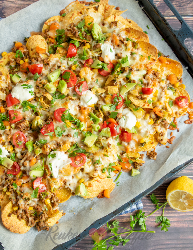 Nacho's van de bakplaat met gehakt en groenten Nacho's van de bakplaat met gehakt en groenten