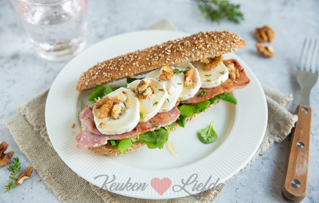 Pistoletje geitenkaas, bacon, walnoot en honing