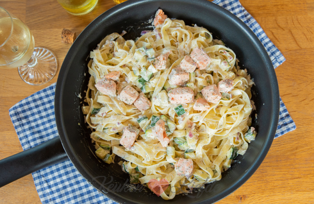 Tagliatelle met zalm, courgette en roomsaus