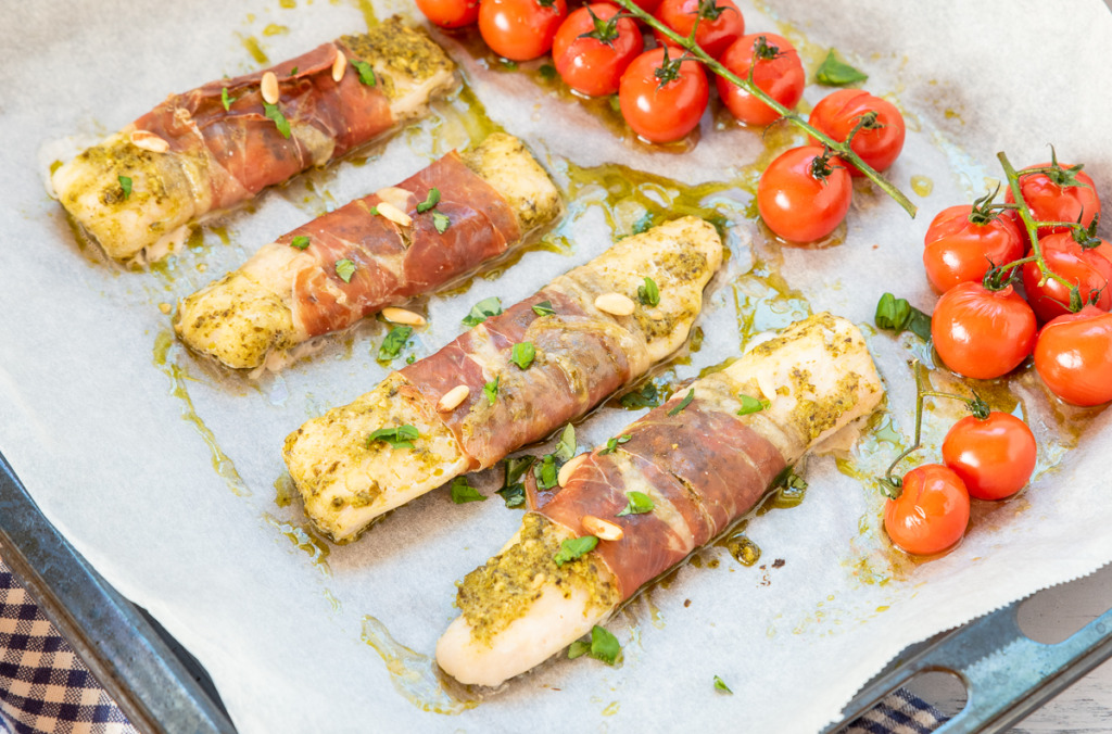 Visrolletjes met pesto en parmaham