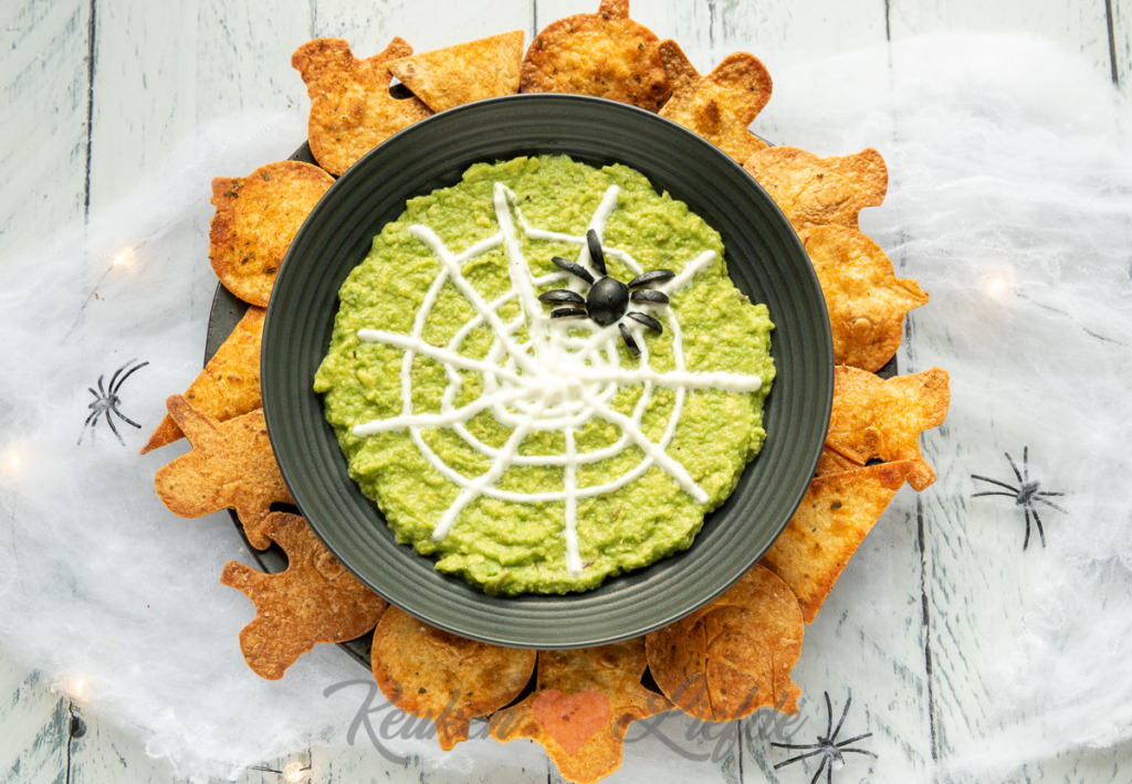 Guacamole-halloweendip met tortillachips