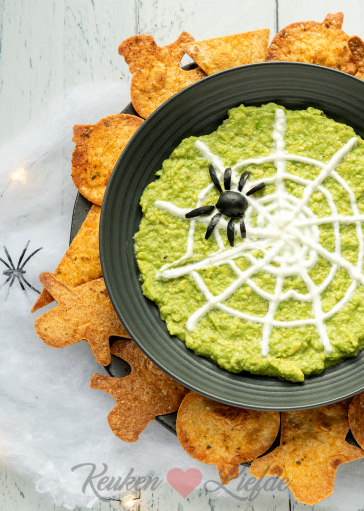 Guacamole-halloweendip met tortillachips Guacamole-halloweendip met tortillachips