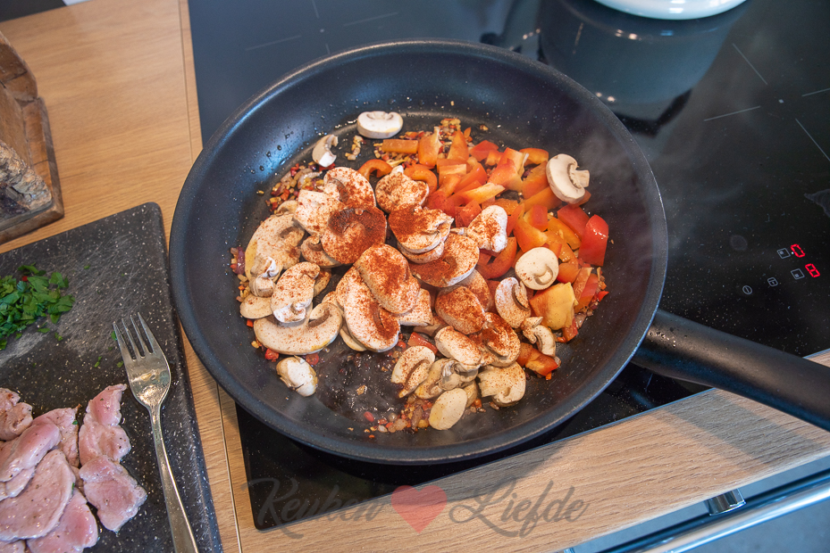 Penne met stroganoffsaus en varkenshaas Penne met stroganoffsaus en varkenshaas