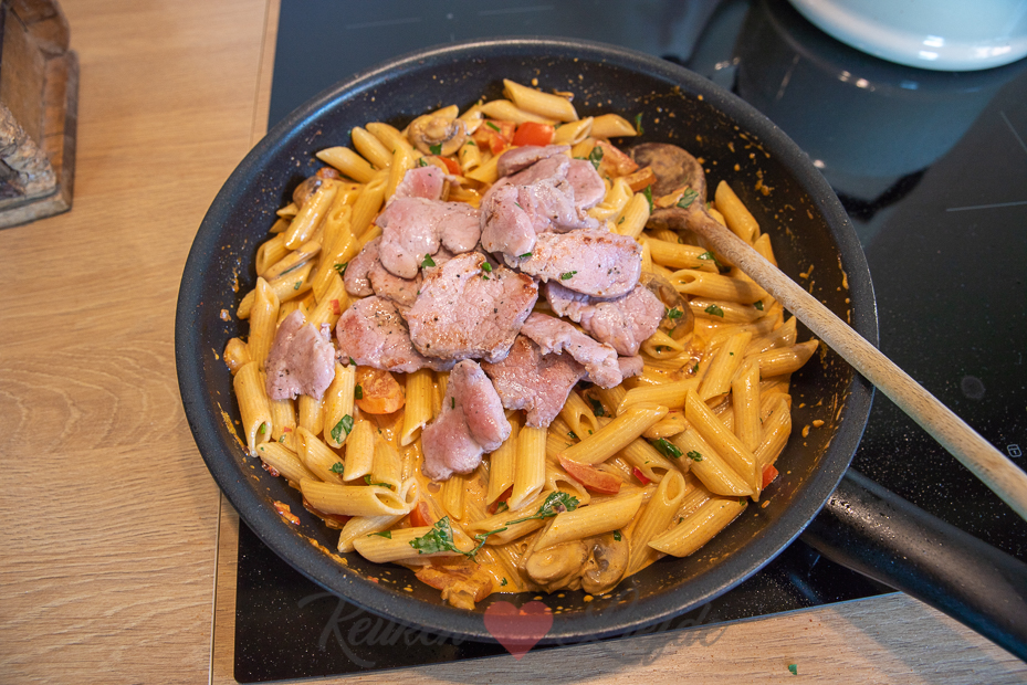 Penne met stroganoffsaus en varkenshaas Penne met stroganoffsaus en varkenshaas