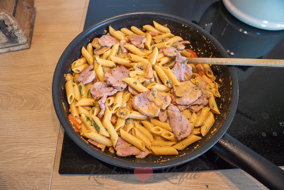 Penne met stroganoffsaus en varkenshaas Penne met stroganoffsaus en varkenshaas