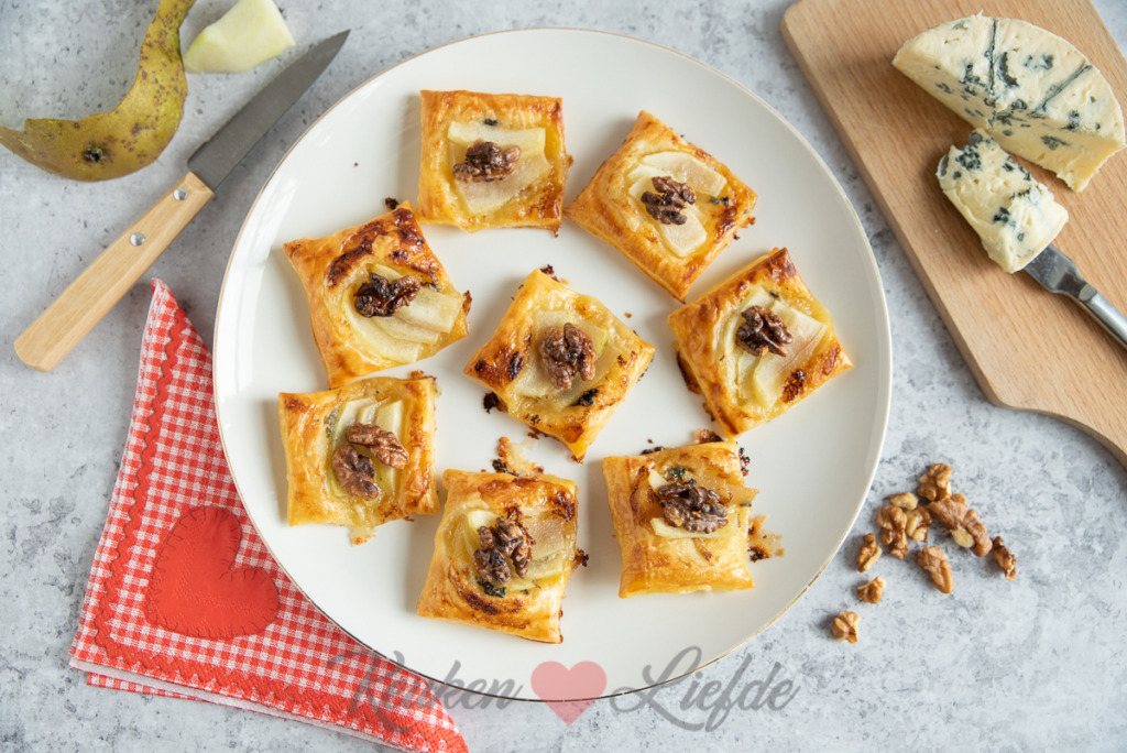 Bladerdeeghapje met peer en blauwe kaas
