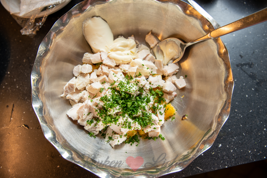 Kipsalade met sinaasappel en walnoot Kipsalade met sinaasappel en walnoot