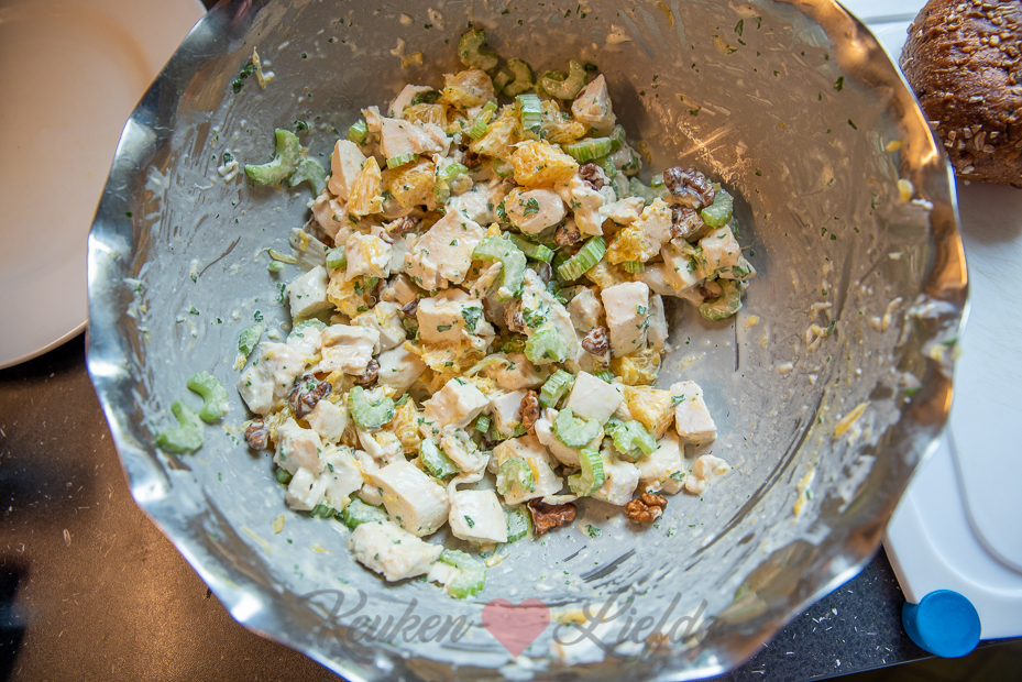 Kipsalade met sinaasappel en walnoot Kipsalade met sinaasappel en walnoot