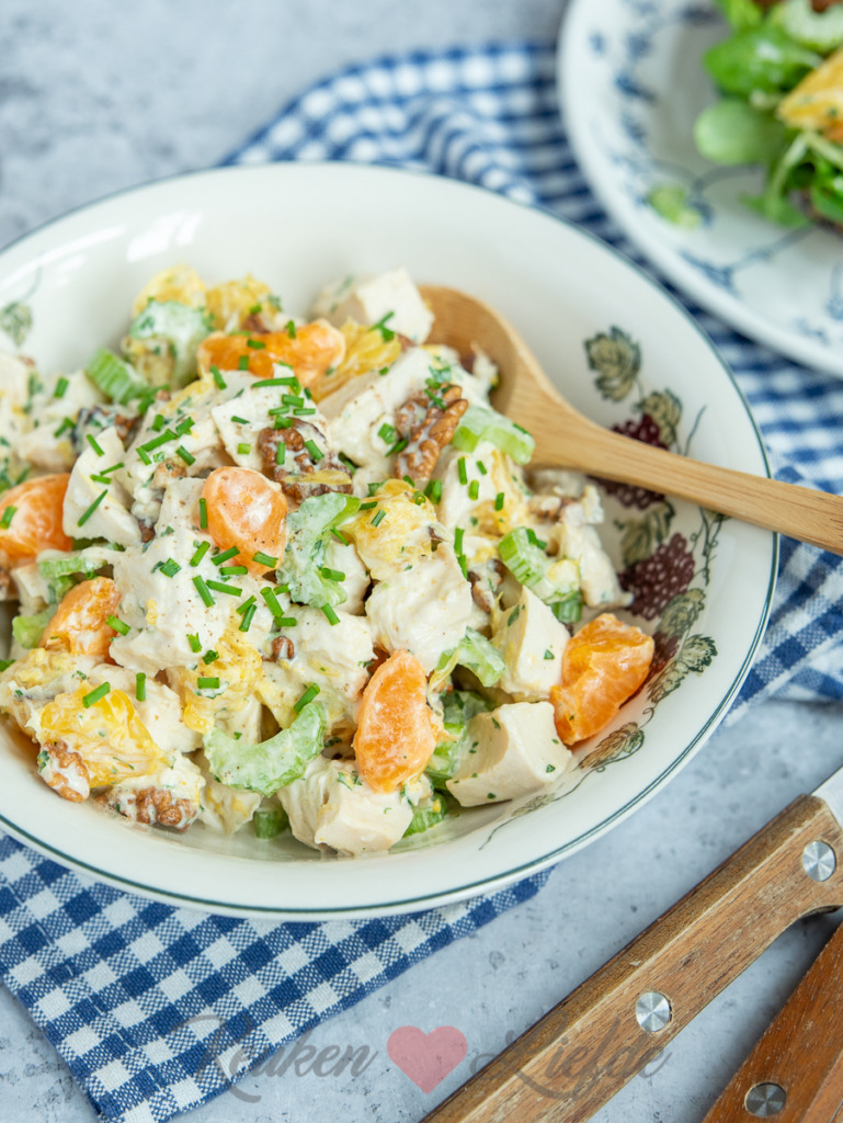 Kipsalade met sinaasappel en walnoot Kipsalade met sinaasappel en walnoot