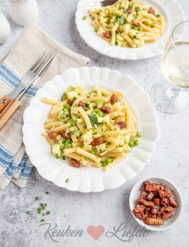 Macaroni met roomsaus, courgette en spekjes Macaroni met roomsaus, courgette en spekjes
