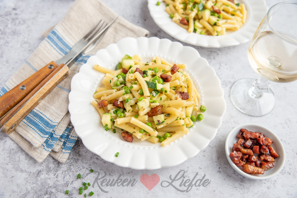 Macaroni met roomsaus, courgette en spekjes