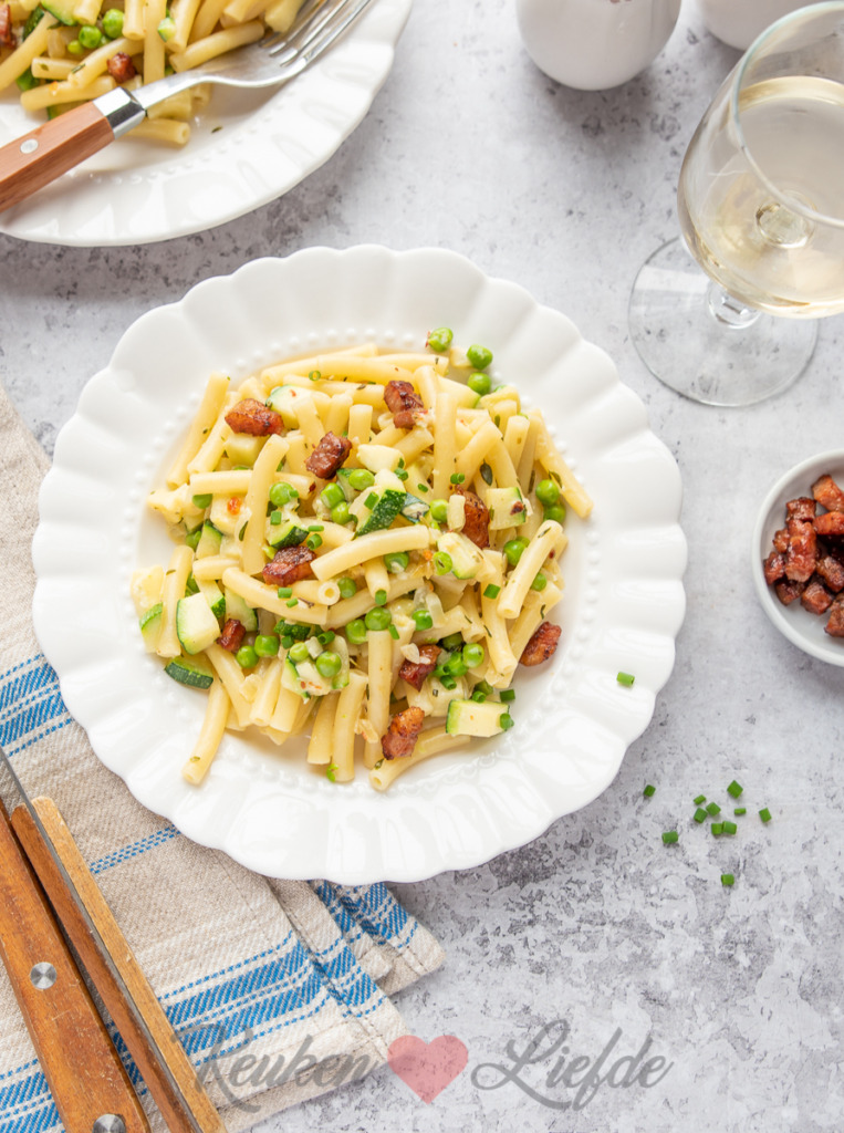 Macaroni met roomsaus, courgette en spekjes Macaroni met roomsaus, courgette en spekjes