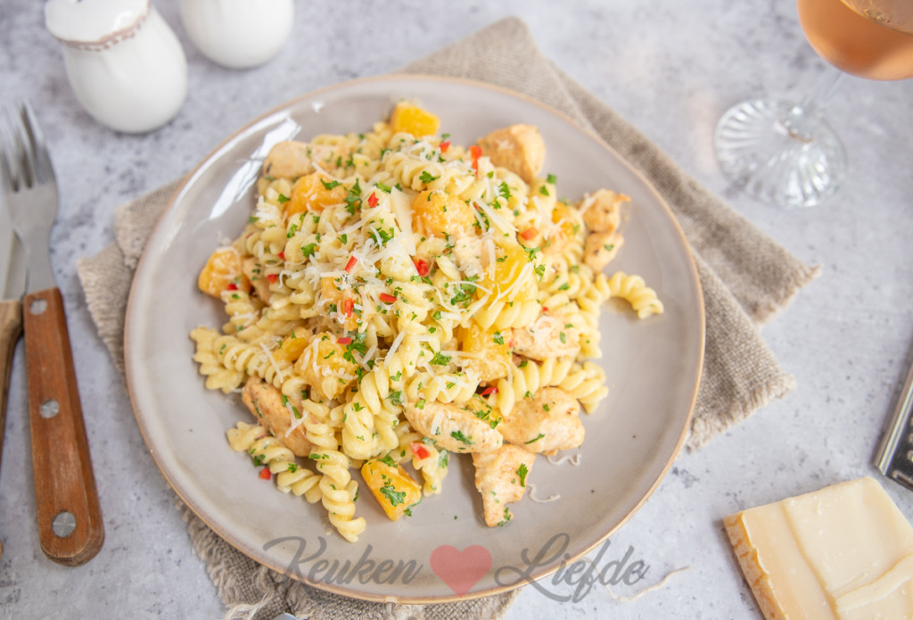 Romige pasta met kip en pompoen