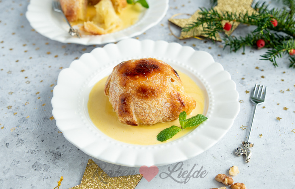 Appelbol met vanillesaus