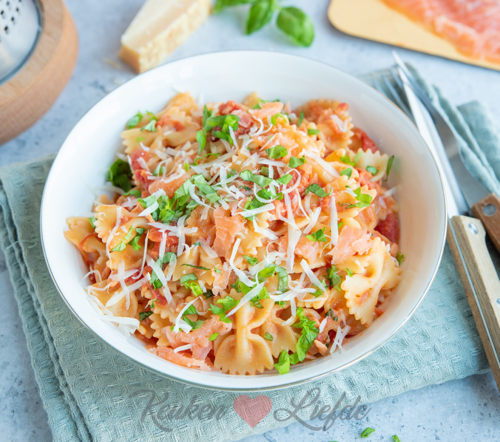 Farfalle met tomatenroomsaus en zalm
