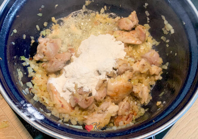 Bak de ui en knoflook mee en voeg de bloem toe