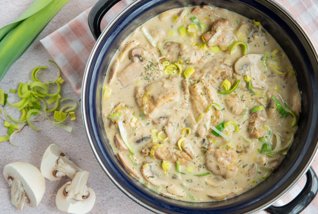 Kippannetje met champignonroomsaus en prei