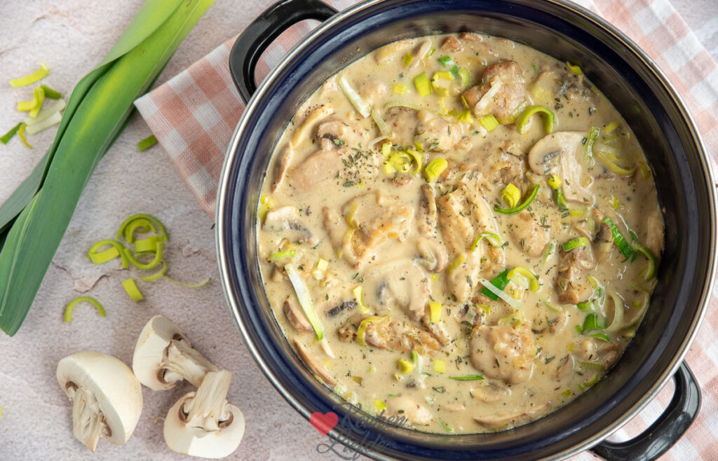 Kippannetje met champignonroomsaus en prei