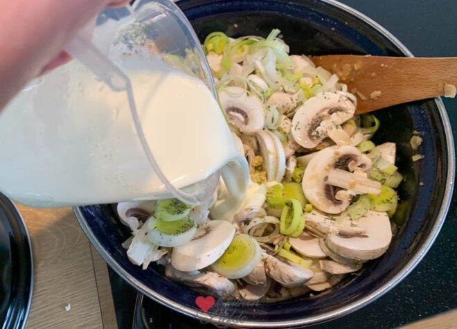Bak de champignons, prei en tijm 1 minuut mee en maak de roomsaus