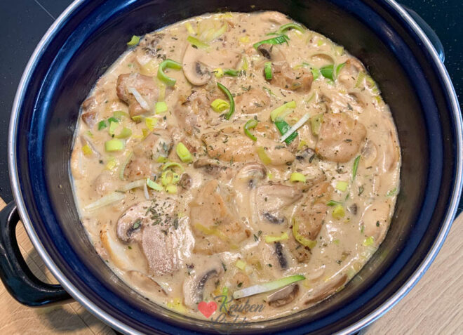 Laat zachtjes pruttelen tot de kip gaar is 