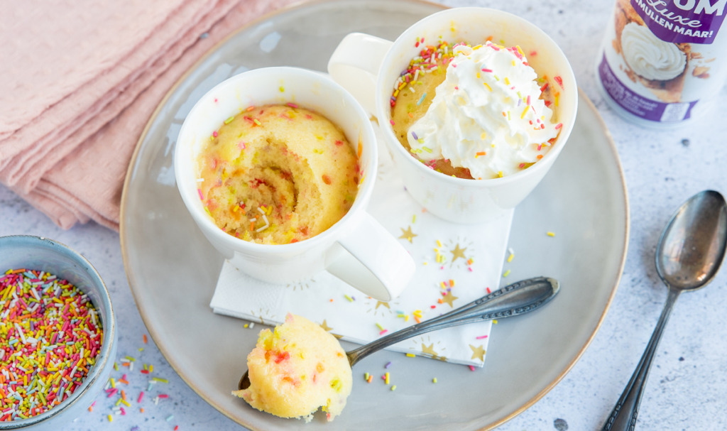 Confetti mug cake
