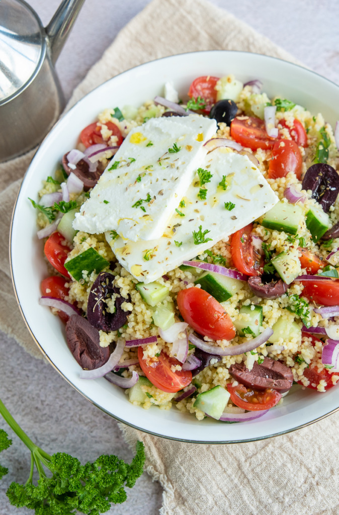 Couscoussalade met komkommer, tomaat en feta Couscoussalade met komkommer, tomaat en feta