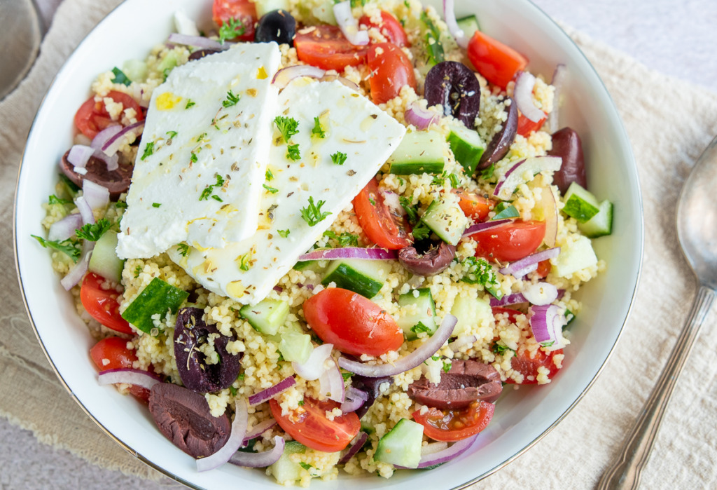 Couscoussalade met komkommer, tomaat en feta Couscoussalade met komkommer, tomaat en feta