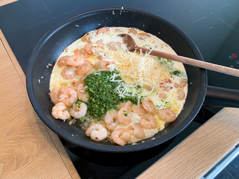 Orzo met garnalen, spinazie en pestoroomsaus Orzo met garnalen, spinazie en pestoroomsaus