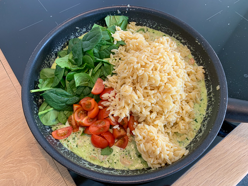 Orzo met garnalen, spinazie en pestoroomsaus Orzo met garnalen, spinazie en pestoroomsaus
