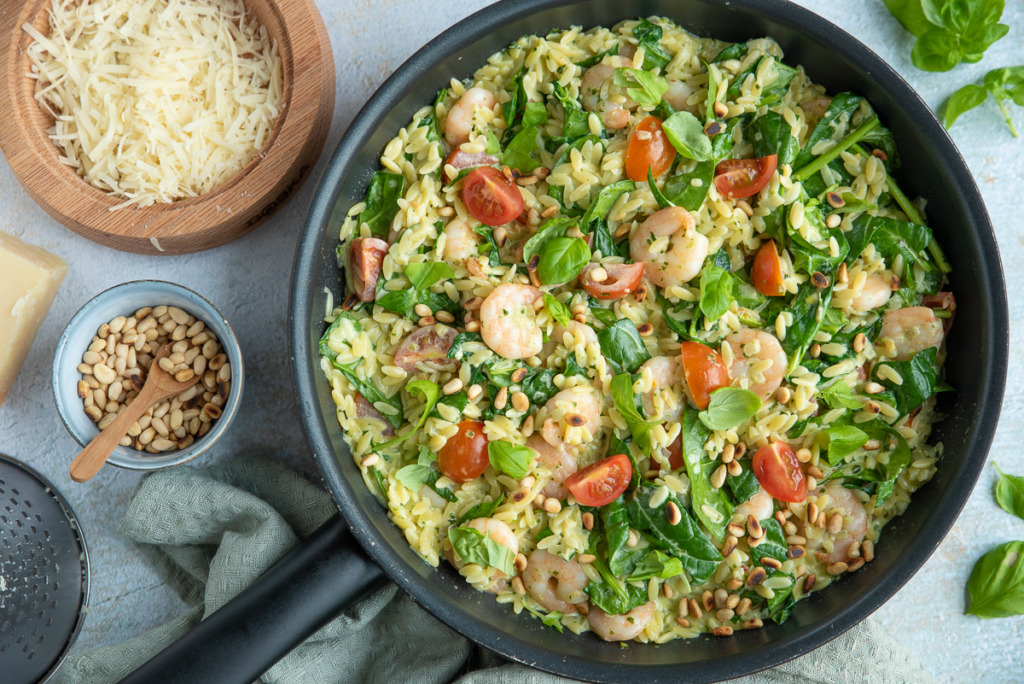 Orzo met garnalen, spinazie en pestoroomsaus Orzo met garnalen, spinazie en pestoroomsaus