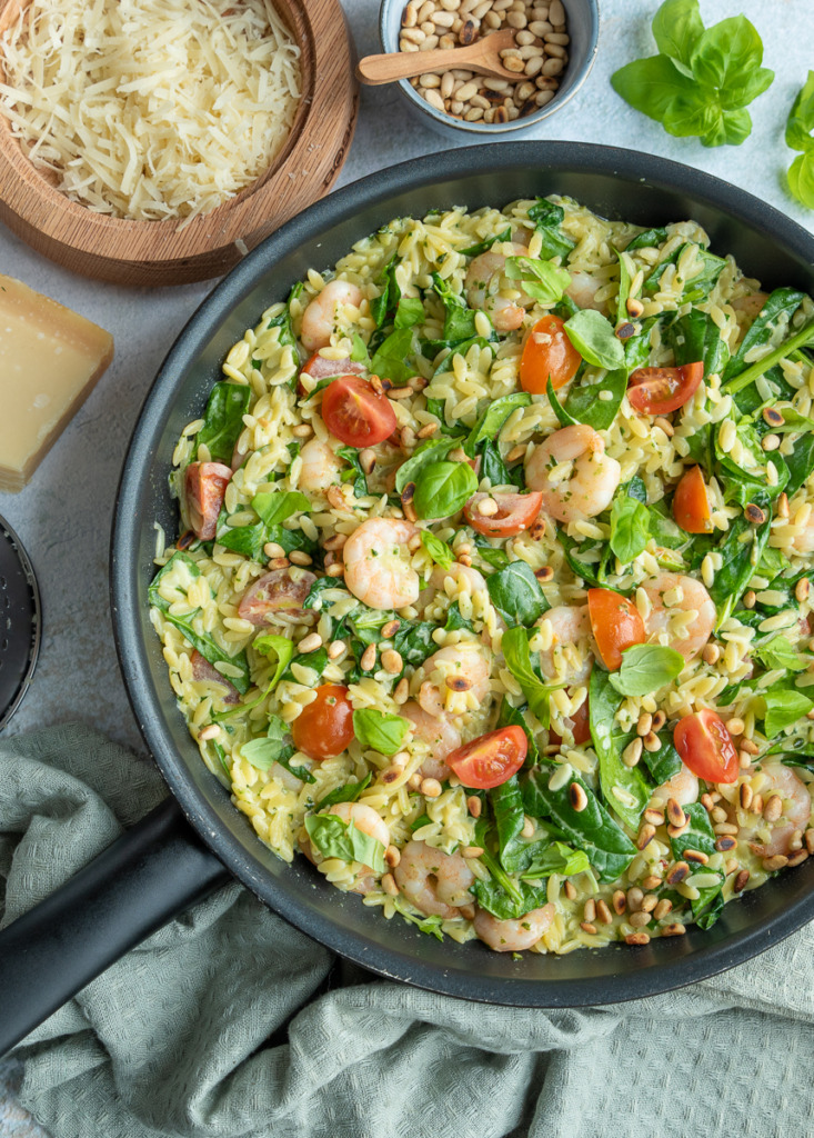 Orzo met garnalen, spinazie en pestoroomsaus Orzo met garnalen, spinazie en pestoroomsaus