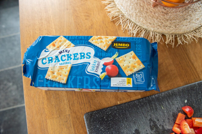 Crackers en peterselie fijn malen