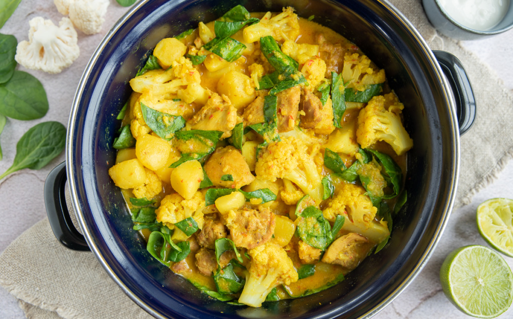 Gele curry met kip, bloemkool en krieltjes