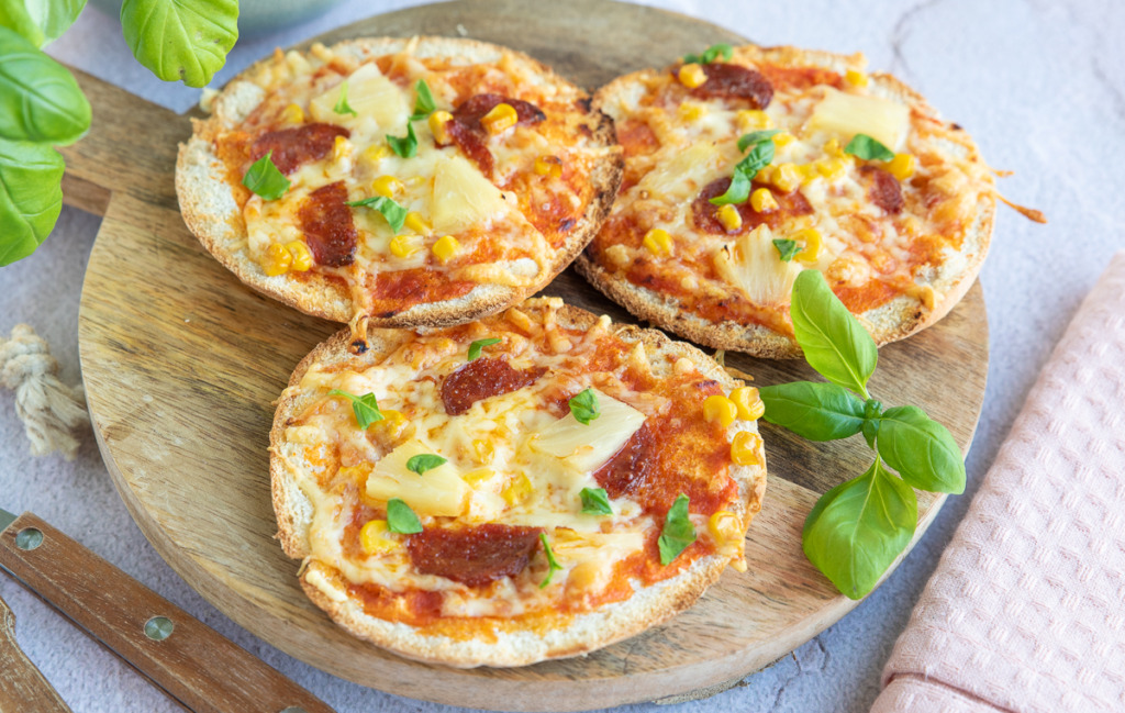 Pita pizza met chorizo en ananas