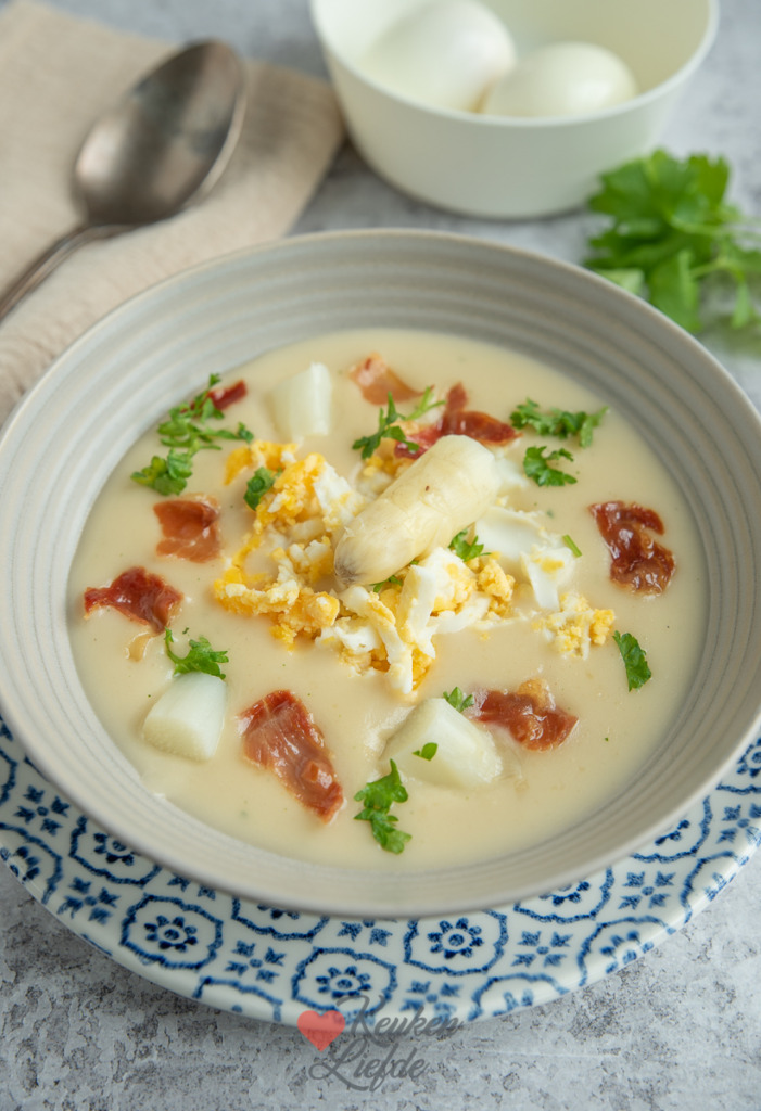 Aspergesoep met ei en parmaham Aspergesoep met ei en parmaham