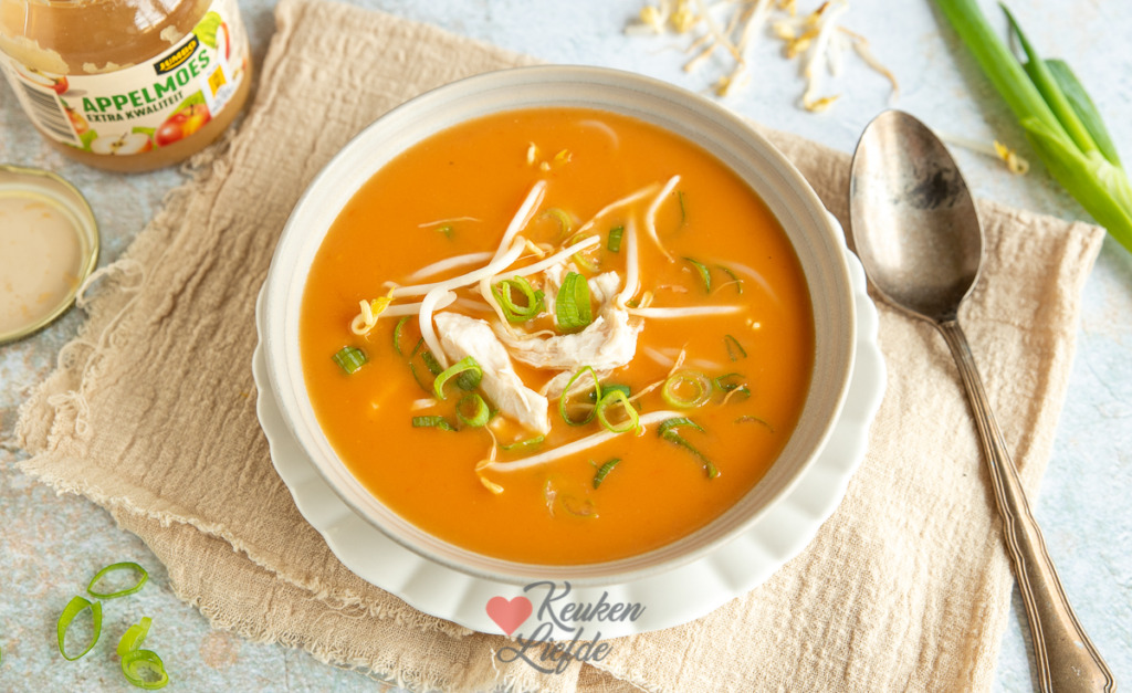 Chinese tomatensoep met kip en appelmoes Chinese tomatensoep met kip en appelmoes
