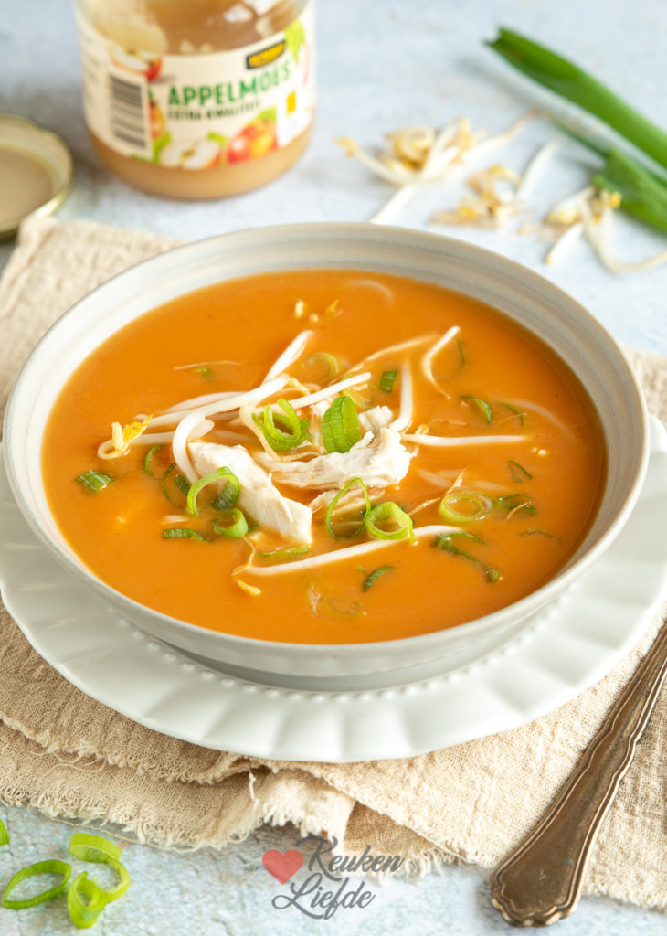 Chinese tomatensoep met kip en appelmoes Chinese tomatensoep met kip en appelmoes