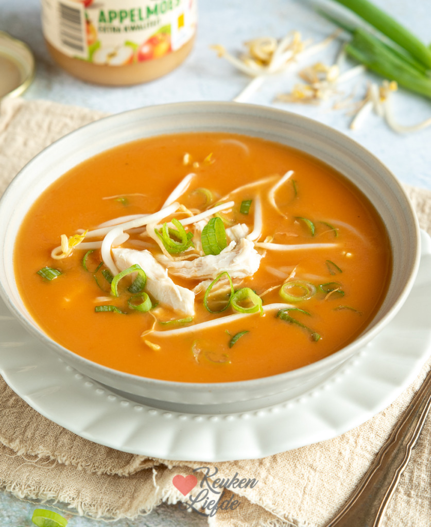 Chinese tomatensoep met kip en appelmoes Chinese tomatensoep met kip en appelmoes
