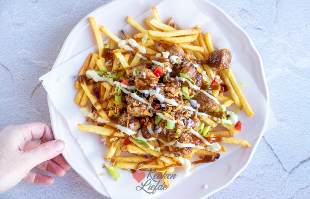 Loaded fries met curryworst