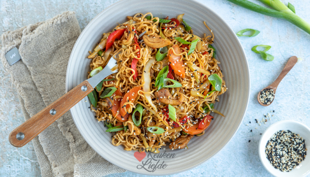 Teriyaki noedels met kip en groenten