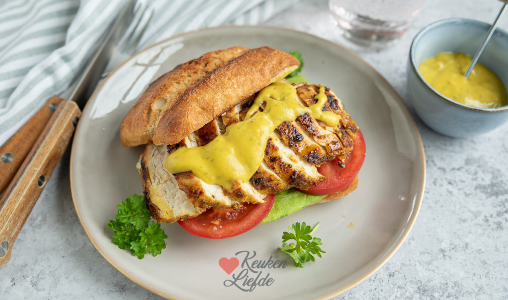 Broodje met kip en honing-mosterdsaus