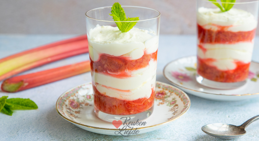 Hangop-roomtoetje met rabarber