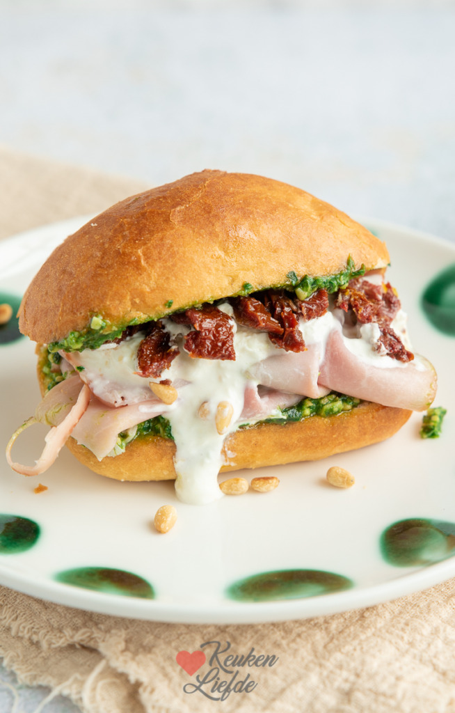 Pistolet met pesto, parmaham en burrata Pistolet met pesto, parmaham en burrata