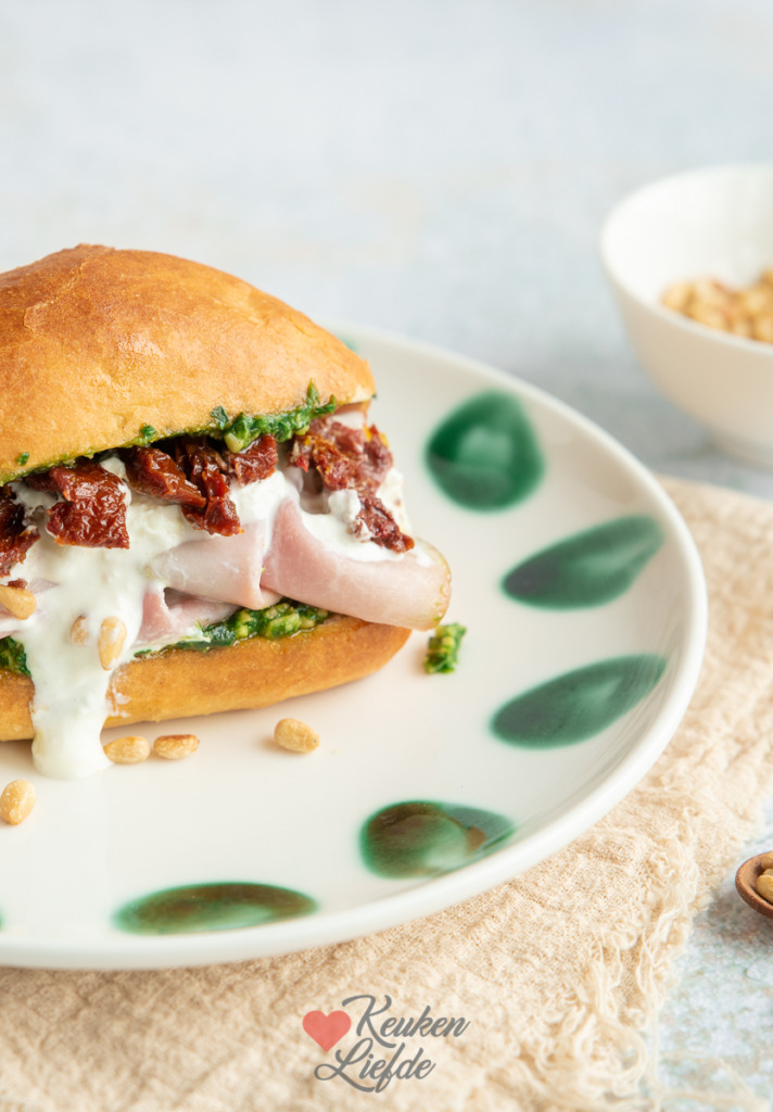 Pistolet met pesto, parmaham en burrata Pistolet met pesto, parmaham en burrata