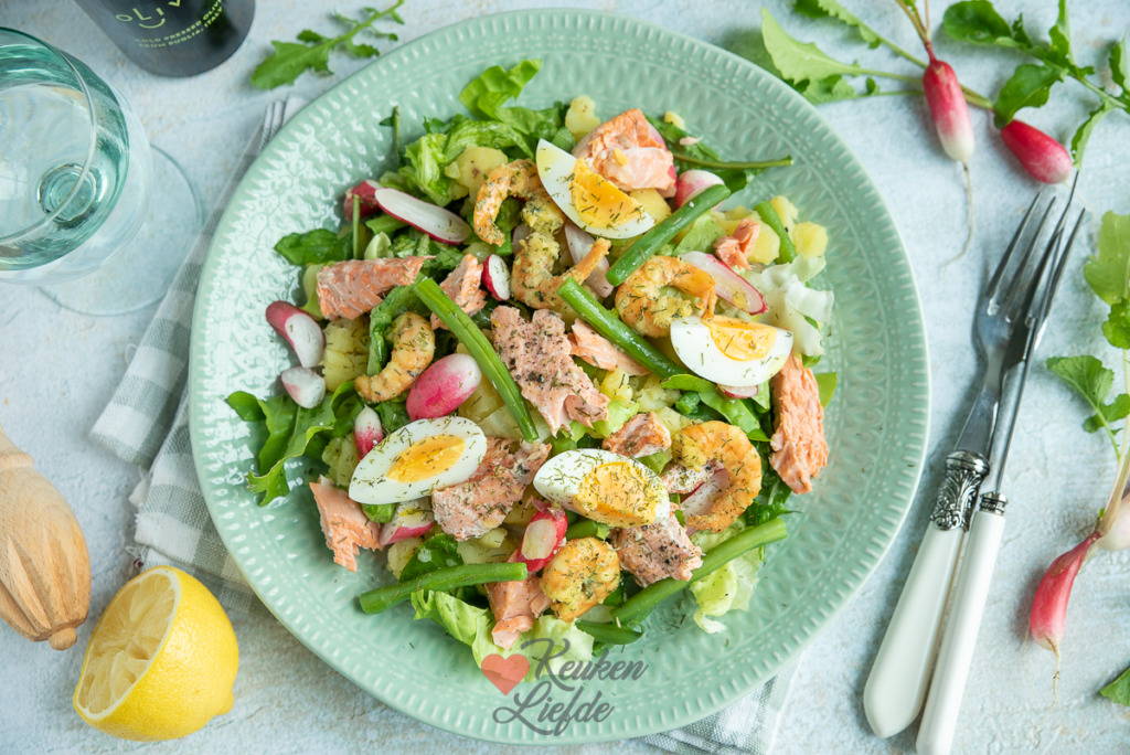 Lauwwarme aardappelsalade met botersla en zalm Lauwwarme aardappelsalade met botersla en zalm