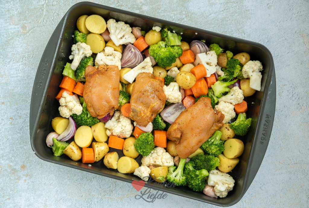 Traybake met groenten en gekruide kipdijfilet